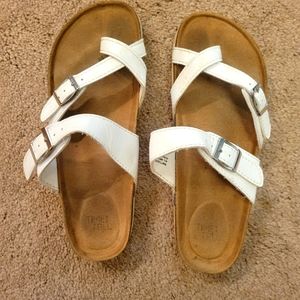 Sandals with toe crossover